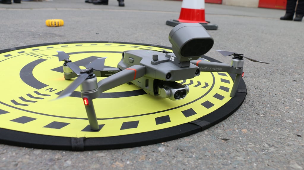 Die 1100 Gramm schwere Drohne des Typs „DJI Mavic 2 Enterprise Dual“ kann eine Flughöhe von bis zu 120 Metern erreichen. Sie kommt jetzt in Halberstadts Feuerwehr zum Einsatz.