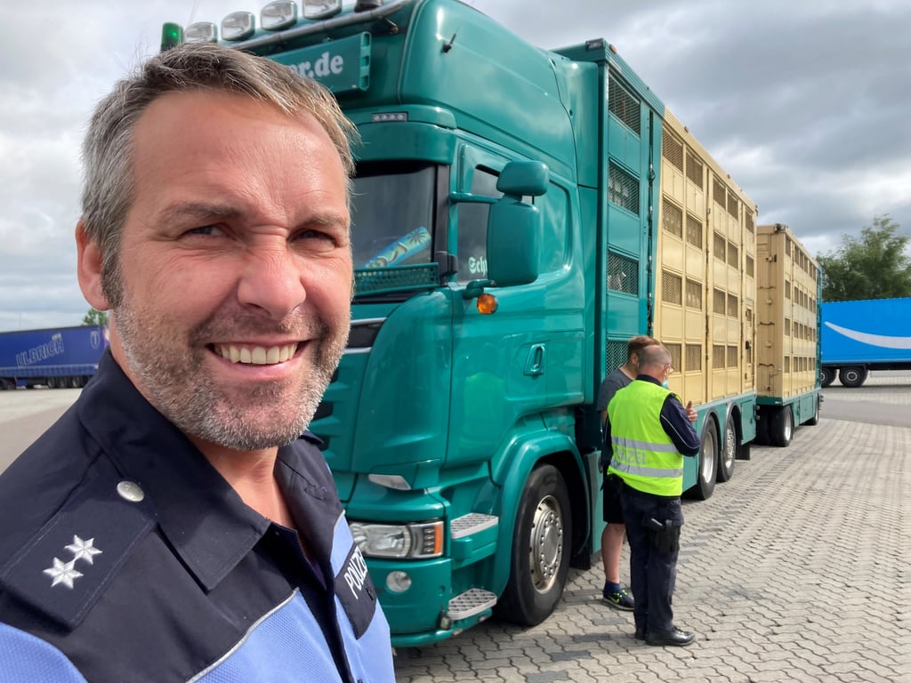 Die Polizei führte am Donnerstag auf der Autobahn 9 in Zusammenarbeit mit dem Veterinäramt, der Gewerbeaufsicht und des Bundesamtes für Güterverkehr (BAG) Kontrollen gewerblicher Personen- und Güterverkehrs durch.