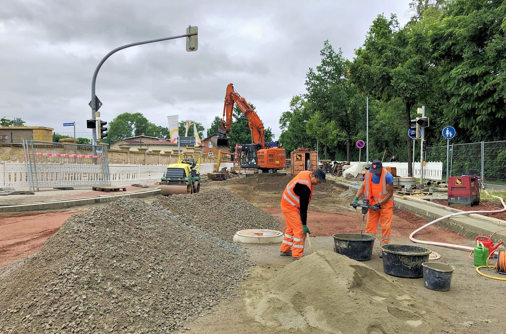 In der Rathenaustraße wird der Leitungsbau hinter der Kreuzung Frachtstraße fortgesetzt. Mit den Arbeiten ist die Frima Bickardt Bau beauftragt.