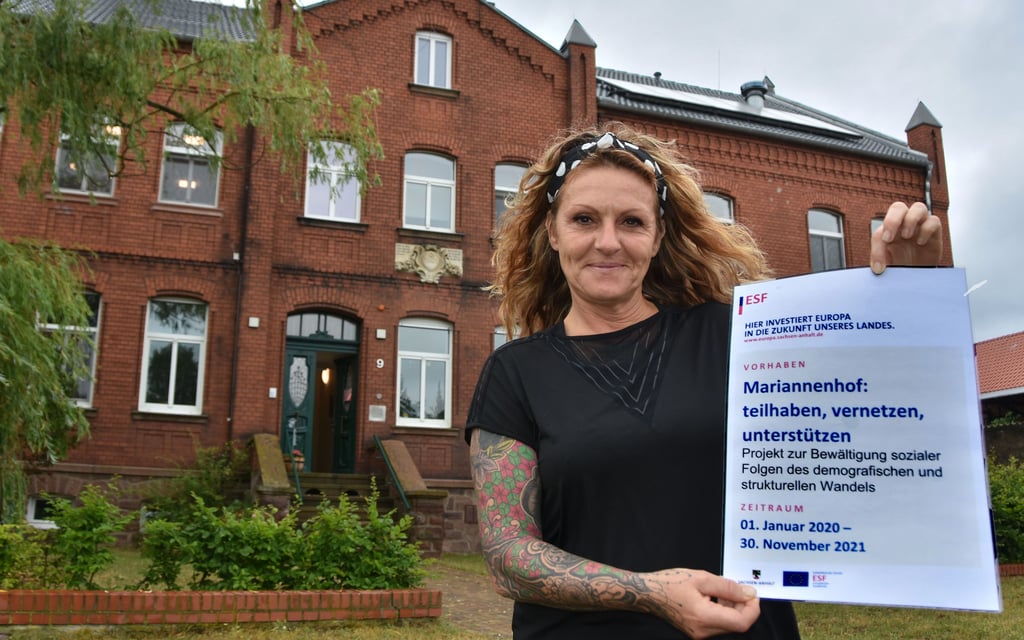 Das Backsteinhaus in Etingen ist das Zuhause für 13 Menschen mit Handicap. Teilhabeprojektmanagerin Ramona Schulze stellt sich vor und schildert die Ziele des Vorhabens „Mariannenhof: teilhaben, vernetzen, unterstützen".