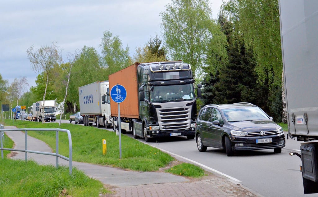 Kleines Dorffest zum Tag des Lärmes auf der B 71 in Estedt mit einer halbstündigen Sperrung der Bundesstraße. An den Ortseingängen bildeten sich sofort lange Schlangen. Die Verkehrsbelastung ist groß. Deswegen soll für das Dorf eine Umgehungsstraße gebaut werden. Dafür startet jetzt eine Online-Beteiligung.