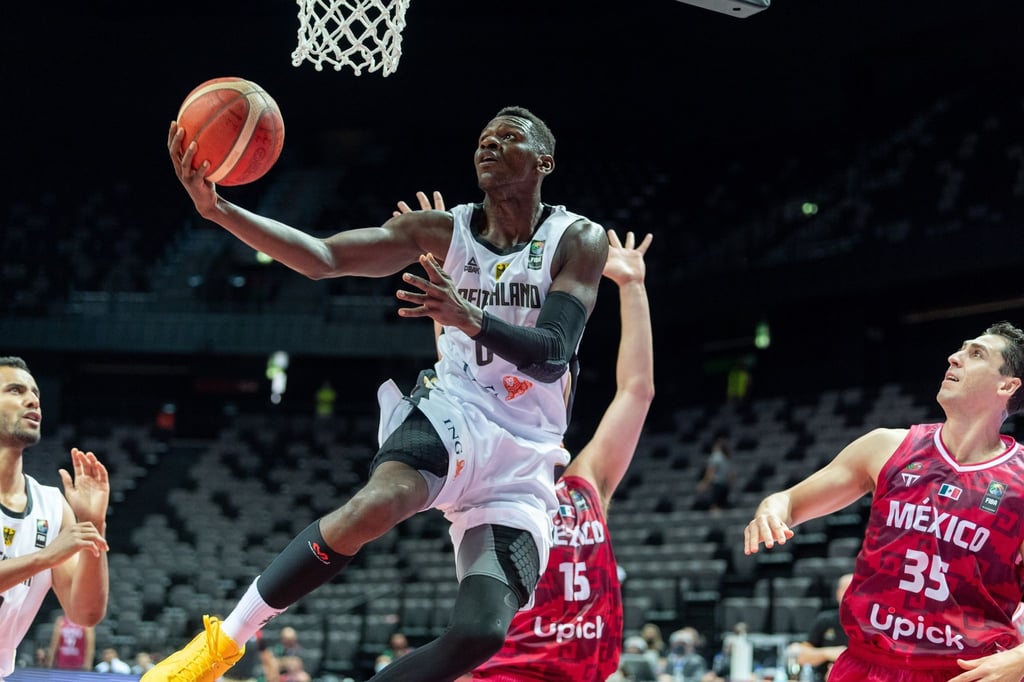 Der Einsatz von Isaac Bonga (M.) gegen Kroatien ist noch offen.