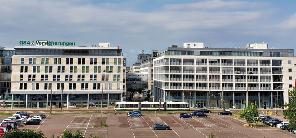 Blick auf den Parkplatz gegenüber dem City Carré. Der Neubau soll sich in das vorhandene Ensemble einfügen.