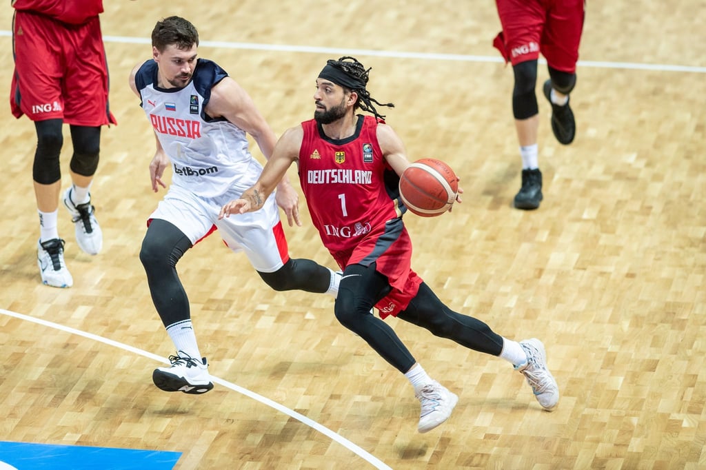 Deutschlands Joshiko Saibou (r) geht gegen Russlands Evgenii Baburin zum Korb.