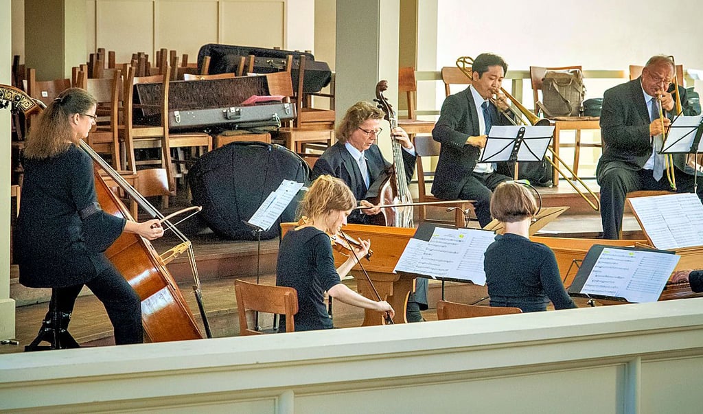 Thomas Fritzsch (3.v.l.) an der Viola da gamba sowie die „Hofmusiker“ aus Merseburg sorgten unter anderem für den musikalischen Rahmen.