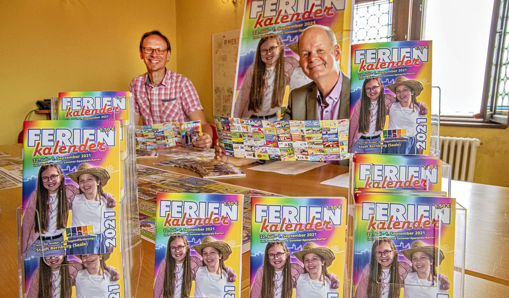 Thoams Haedicke (li.) und Paul Koller stellen den Ferienkalender für 2021 vor.