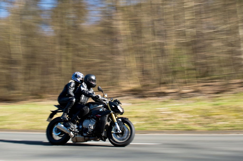 Düsen im Doppelpack: Nicht nur das Fahren mit noch mehr Umsicht und Vorausschau, sondern bereits der richtige Aufstieg eines Motorrad-Duos ist wichtig.