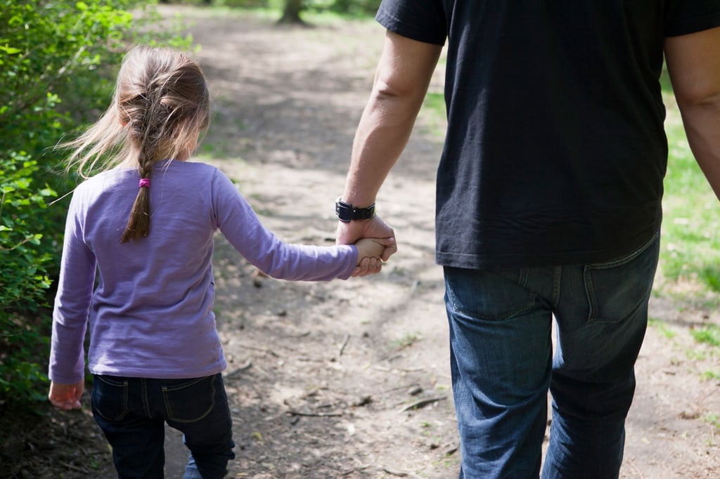 Gespräche, kleine gemeinsame Missionen und Sprachspiele zum Perspektivwechsel können helfen, Kindern Zukunftsängste zu nehmen.