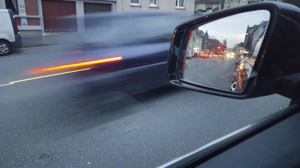 Eine Frau ist in Remagen während eines Streits aus einem fahrenden Auto gesprungen, danach wurde auf sie eingetreten.