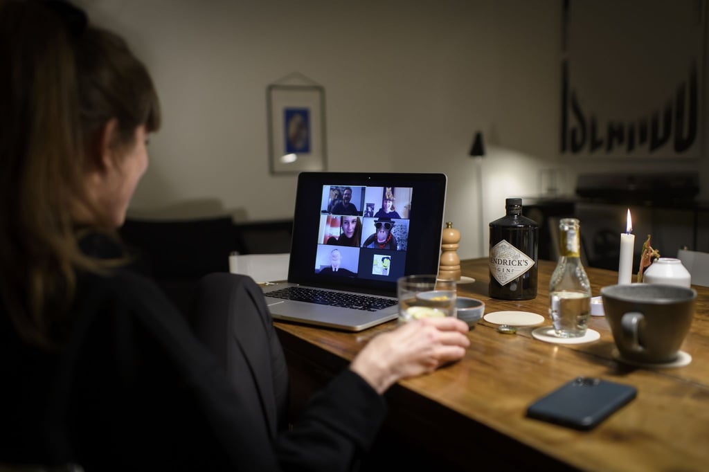 Während der Corona-Pandemie arbeiten viele am Tisch zuhause.