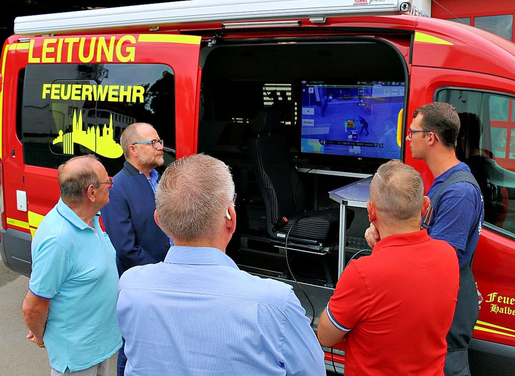Sie haben sich erklären lassen , wie die Drohne funktioniert (von links nach rechts): WGH-Vorstand Frank Adelsberger, Axel Haupt (Ehrenabteilung), ÖSA-Bezirksdirektor Frank Meyer, Frank Grüning (ÖSA Versicherungen) und Drohnenpilot Pascal Scholz.