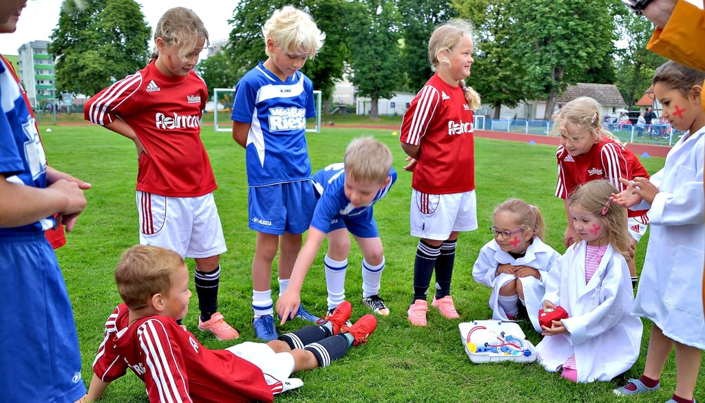 Die Abc-Kicker der Sarrezwerge lernen auch, wie man einen Verband anlegen kann, wenn beim Fußball mal etwas schiefgegangen ist.