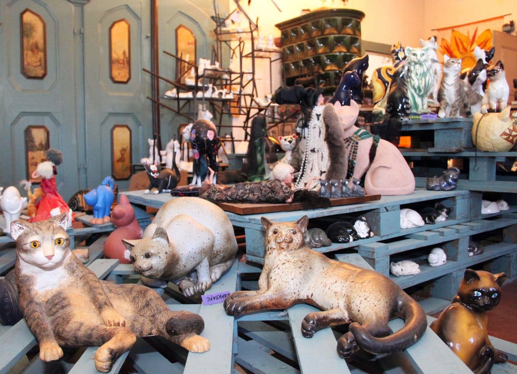 Sind die echt? Im Rittergut Bösenbrunn wird Katzenkunst gesammelt.