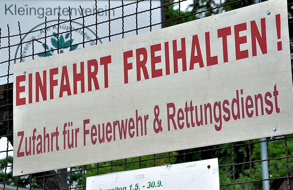 ... und künftig auch für die Müllabfuhr? Hinweis an der Einfahrt eines Staßfurter Kleingartenvereins.