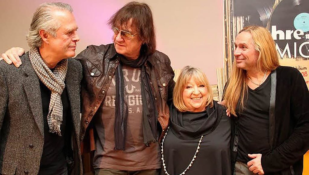 Jörg Stempel (v. l.) lotste zur Ausstellung „70 Jahre Amiga“ Künstler wie „Puhdys“-Sänger Dieter „Maschine“ Birr, Schauspielerin Angelika Mann und „Silly“-Gitarrist Uwe Hassbecker nach Bernburg.