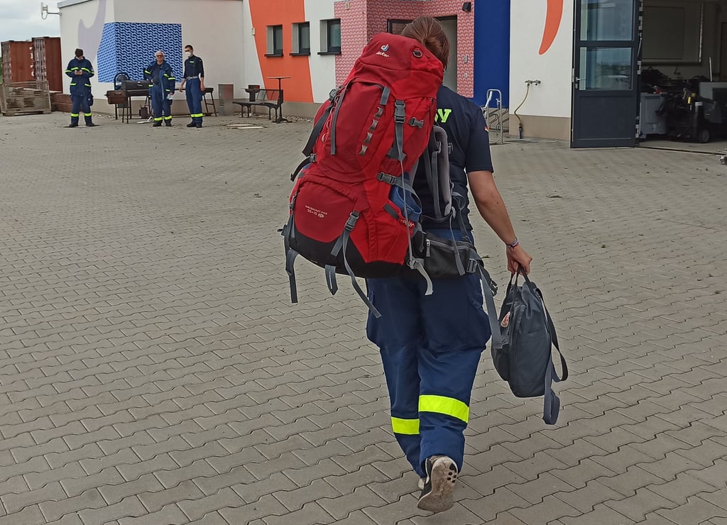 Nach Katastrophen wie dem Hochwasser in Rheinland-Pfalz und Nordrhein-Westfalen sitzen die Helfer oft schon auf gepackten Koffern.