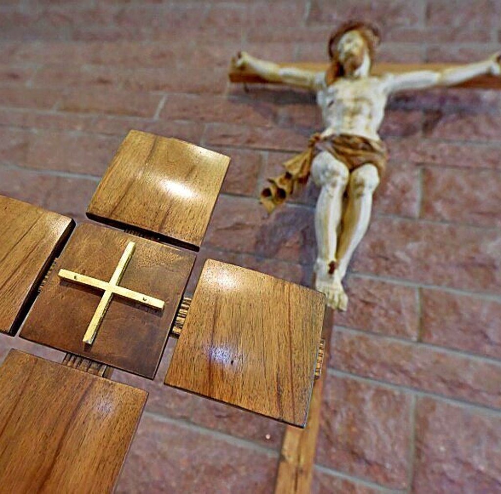 Jesus am Kreuz und das Altarkreuz - Details aus dem Kirchenraum