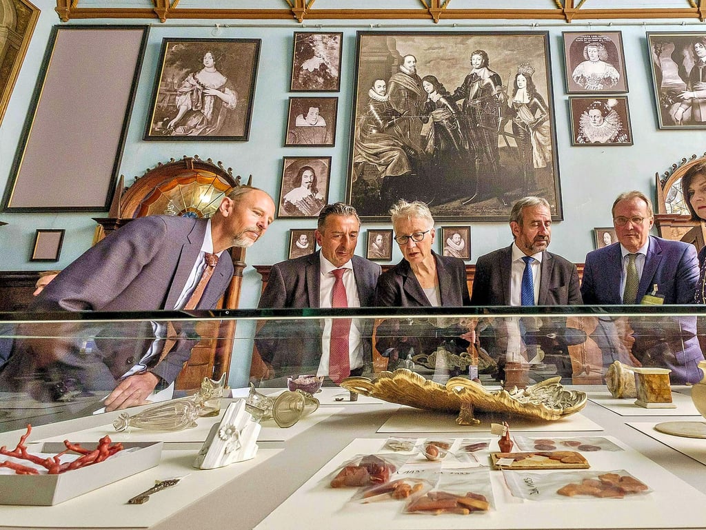 Vor dem Sturm: Ingo Pfeifer (links) 2018 im Gotischen Haus in Wörlitz mit dem damaligen Kulturstaatssekretär Gunnar Schellenberger, Stiftungdirektorin Brigitte Mang und Hermann Parzinger, Chef der Preußen-Stiftung (v. l.).
