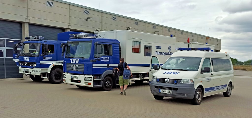 Das THW Magdeburg hat einen Fachzug Führung und Kommunikation ins Hochwassergebiet geschickt. Bis zu 1000 Einsatzkräfte können sie von ihrem mobilen Büro aus koordinieren und entsprechende Infrastruktur von Telefon bis Internet stellen.