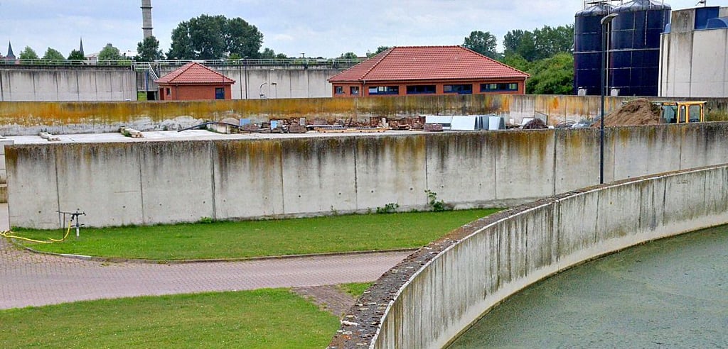 Kahl statt mit Fotovoltaik-Solarzellen bestückt blieben die geraden Mauern hinter dem runden Klärbecken in Salzwedel.