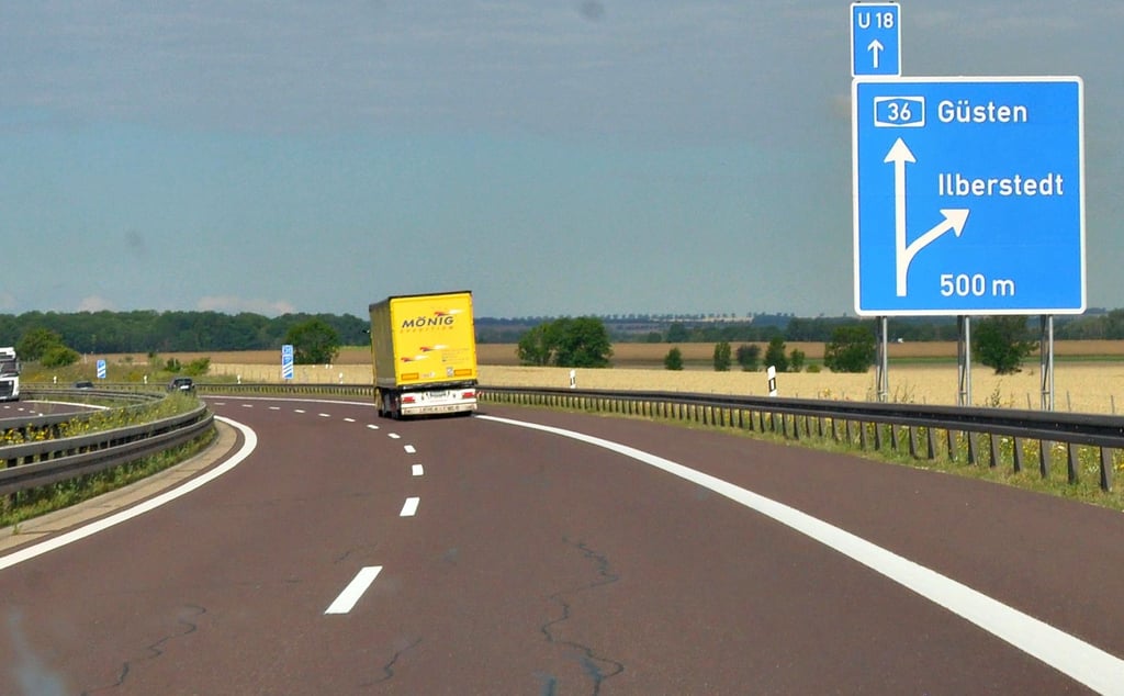 Aus Gelb wurde Blau. Auf den neuen Wegweisern entlang der A 36 finden allerdings nicht mehr alle Ortsnamen Platz.