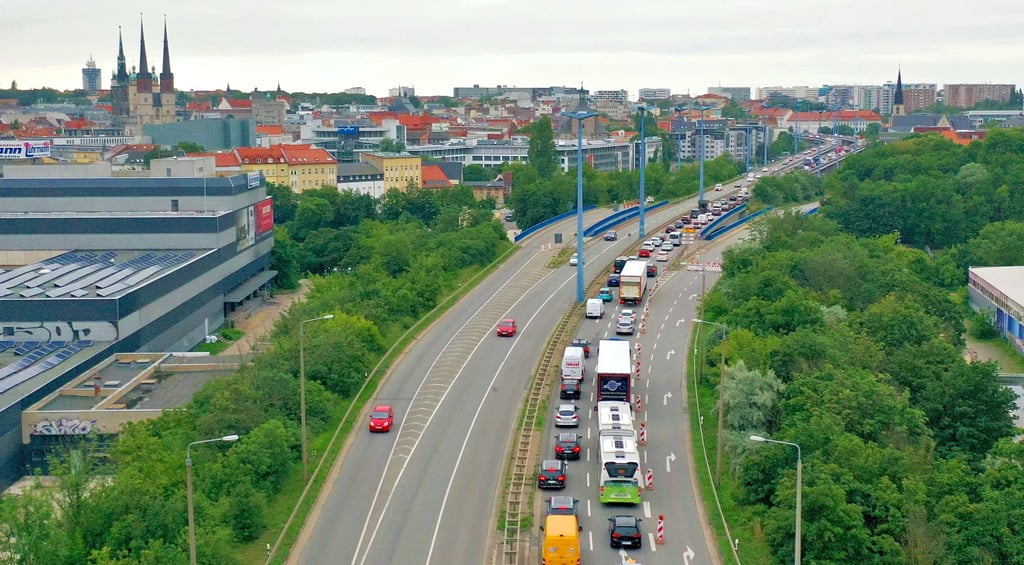 Auf der B80 in Richtung Riebeckplatz ging es am Montag in einem Megastau nur schleppend voran.
