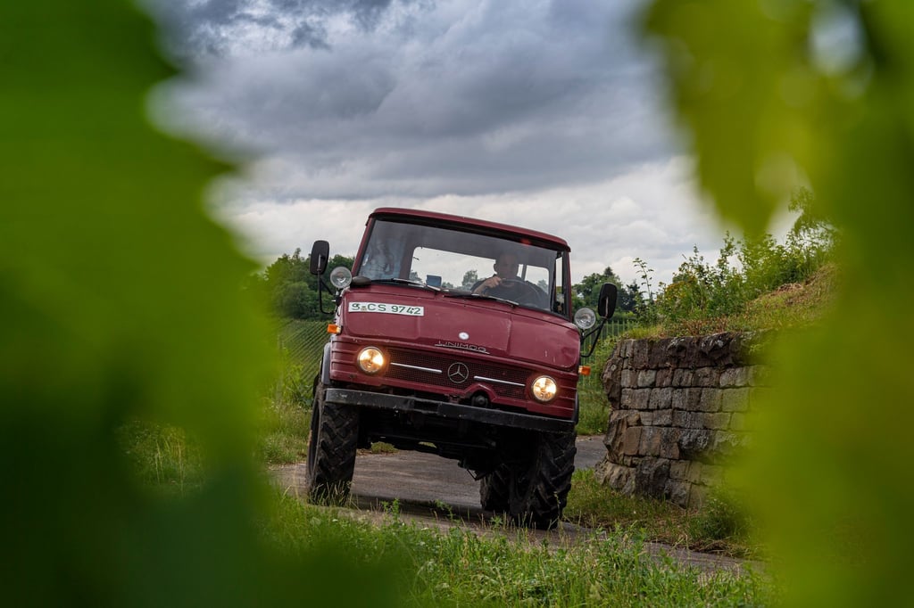 Gefährt für Generationen: Junior Rauscher übernahm den 1976er Unimog von seinem Vater.