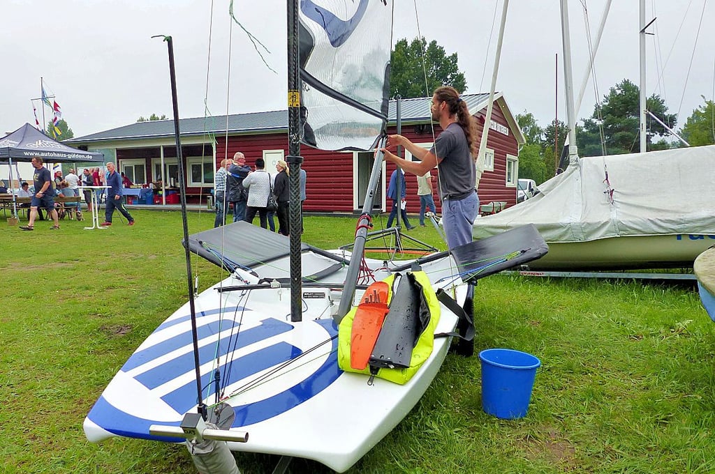 Ein neuer Bootstyp, mit dem man über das Wasser fliegt, wird vorgestellt.
