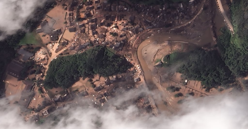 Dieses von European Space bereitgestellte Satellitenbild zeigt das Dorf Altenahr und umliegende Felder am 18.07.2021 nach dem Unwetter.