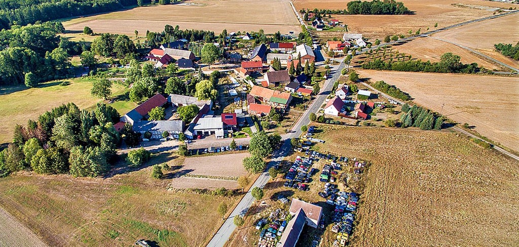Maxdorf aus der Luft betrachtet: Hier sollen Fotovoltaikanlagen gebaut werden. Einige Anwohner sind dagegen.