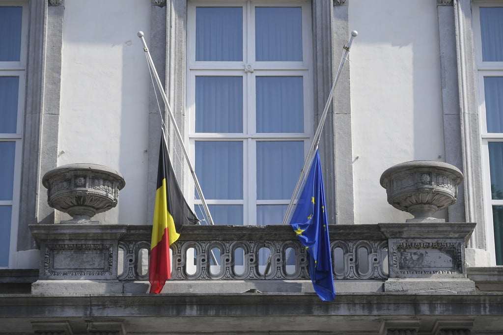 Die Flaggen vor dem förderalen Parlament hängen auf Halbmast. Belgien hält einen Staatstrauertag ab, um den Opfern der Hochwasserkatastrophe Respekt zu zollen.