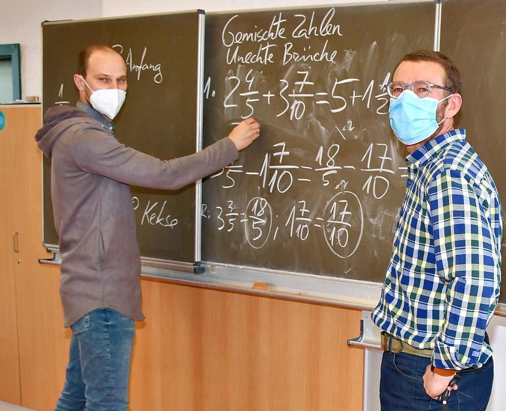Fonane-Direktor Thomas Schlicke (rechts) mit Lehrer Paulius Kurlavicius während eines Termins im Corona-Lockdown. Die klassischen Tafeln, die mit Kreise beschrieben werden, sollen nach und nach der Vergangenheit angehören. Die Digitalisierung schreitet voran.