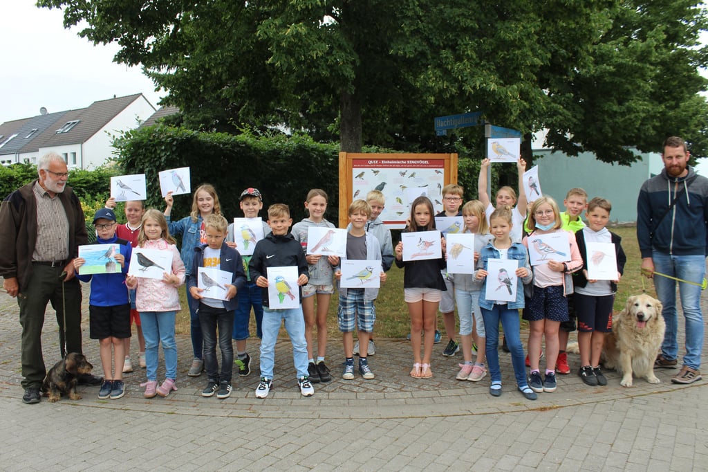 Die Schüler der Klasse 3b der Grundschule machte sich auf Erkundungstour durch den Naturlehrpfad im Flechtinger Wohngebiet Teichwiesen.