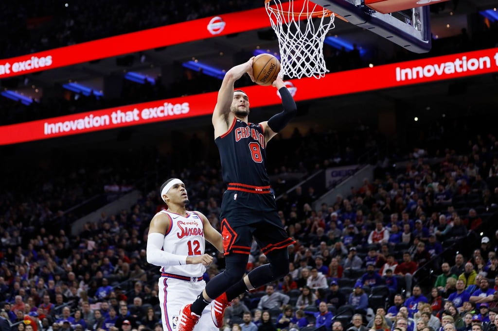 NBA-Star Zach LaVine (r) von den Chicago Bulls bei einem Spiel gegen die Philadelphia 76ers.