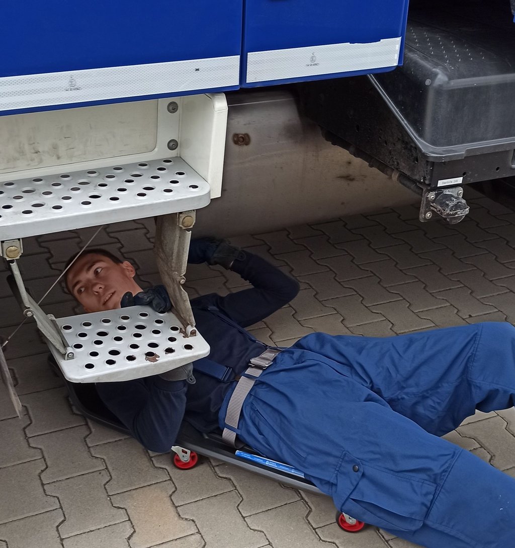 Vor der Abreise werden alle Fahrzeuge noch einmal geprüft.