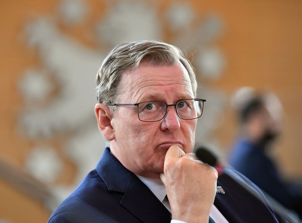 Bodo Ramelow (Die Linke), Ministerpräsident von Thüringen, schaut in die Runde.