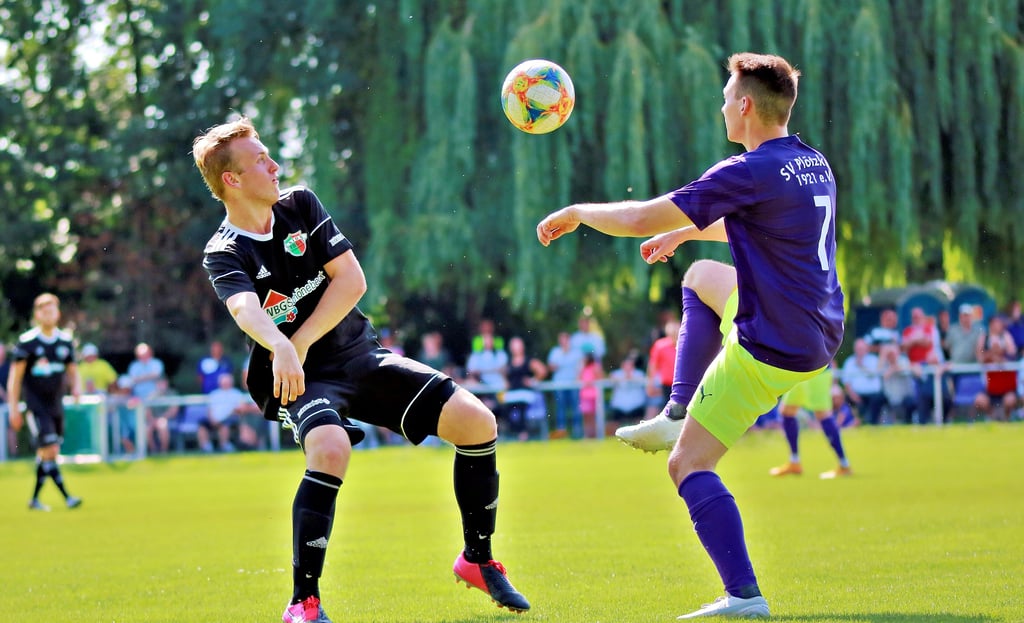 Max Drewes (links), hier im Zweikampf mit Plötzkaus Philipp Bartel, lieferte mit dem Team von Union Schönebeck eine solide Leistung ab. Die Elbestädter qualifizierten sich ohne Probleme für das Semi-Finale.