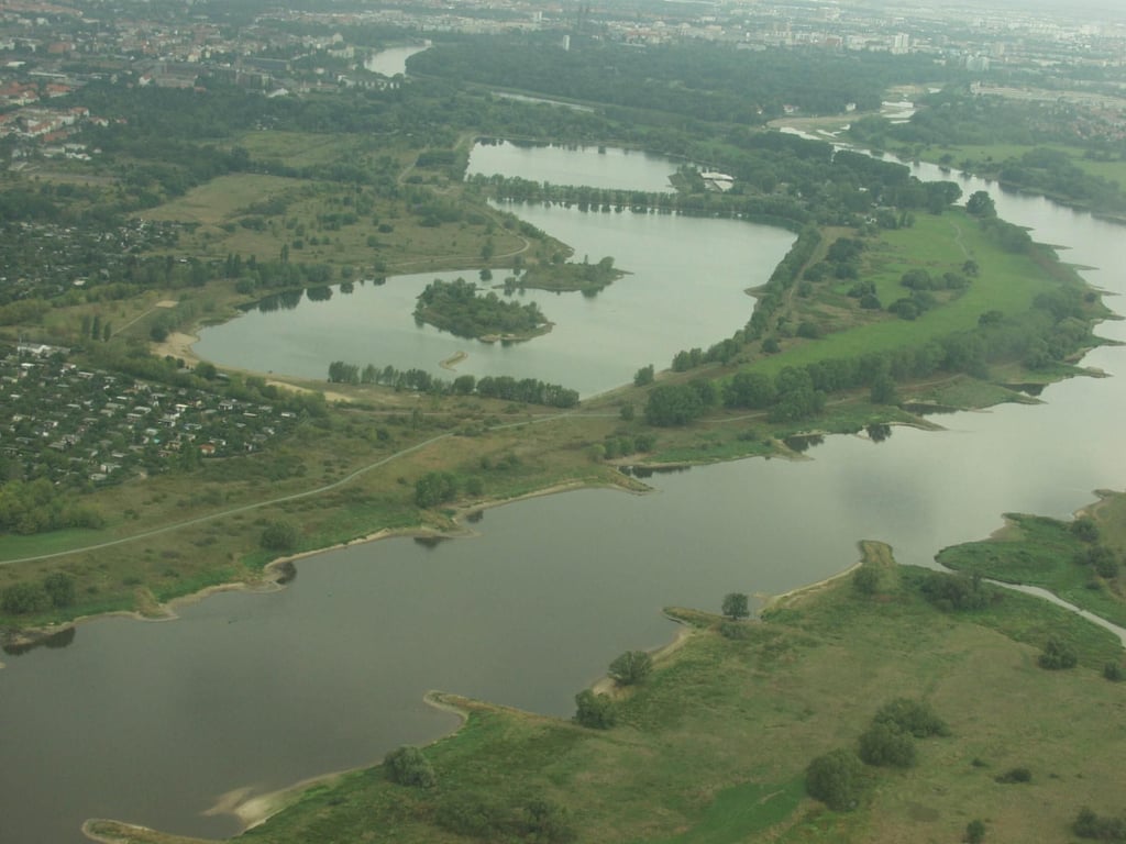 Salbker Seen und Elbelauf – von oben betrachtet eine paradiesische Landschaft. Unten aber herrschen Fischsterben, Algenbefall, Sauerstoffarmut und beizeiten schwefliger Gestank. Die beiden Salbker Seen liegen im Sterben. Ist eine Anbindung der Seen an die stömende Elbe eine Lösung?