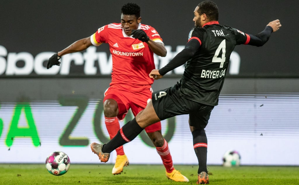 Berlins Taiwo Awoniyi (l) kämpft gegen Jonathan Tah von Bayer Leverkusen um den Ball.
