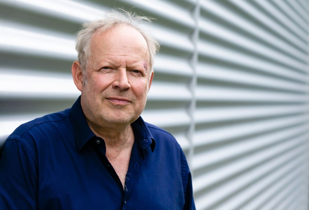 Schauspieler Axel Milberg schaut in die Kamera.