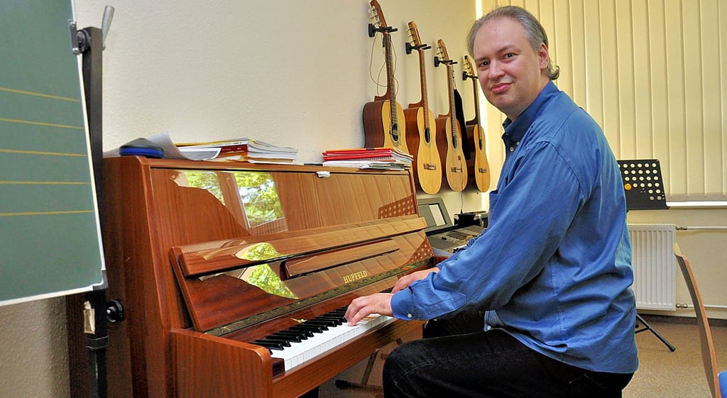 Julian Gorus, hier am Klavier in den Osterburger Räumlichkeiten der Kreismusikschule Stendal, hofft für das neue Unterrichtsjahr wieder auf mehr Normalität.