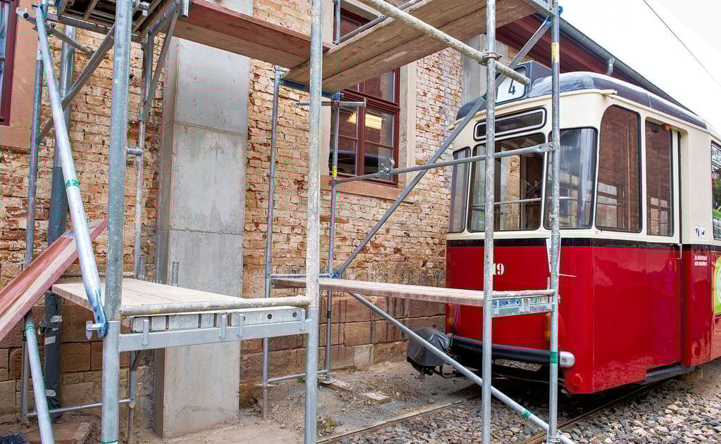 Die Westseite des Naumburger Straßenbahndepots ist mit neuen Fundamenten und einem „Stützkorsett“ stabilisiert worden.