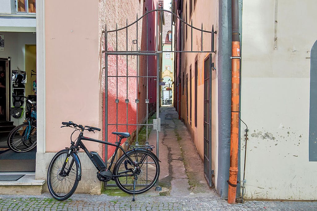 Die Rosengasse, zwischen Marienstraße und Boulevard gelegen, soll im Herbst zumindest am Boden ein ansprechenderes Äußeres bekommen.