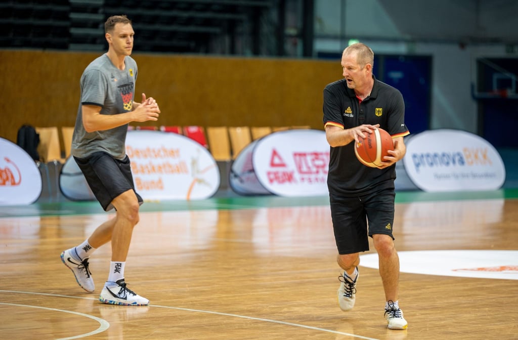 Vorbereitung auf Tokio: Johannes Voigtmann (l) und Basketball-Bundestrainer Henrik Rödl.
