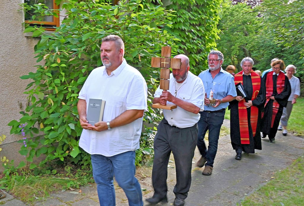 Die liturgischen Geräte werden aus der Kirche hinausgetragen. Damit ist das Gotteshaus entwidmet.