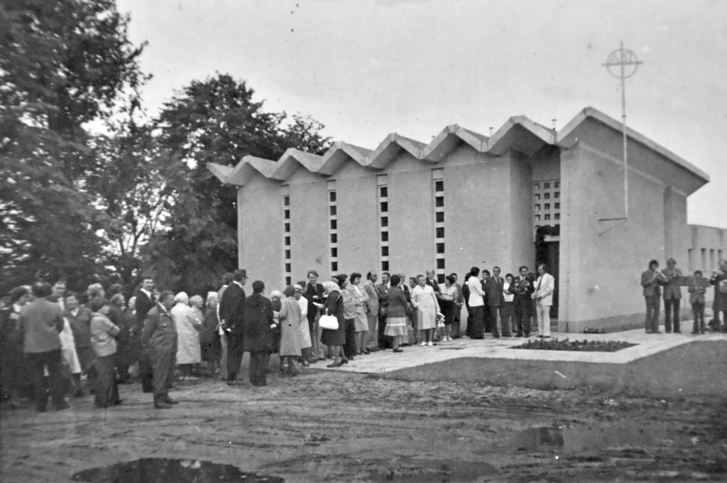 Ganz neu gebaut: Am 11. September 1977 wird die Kirche eingeweiht.