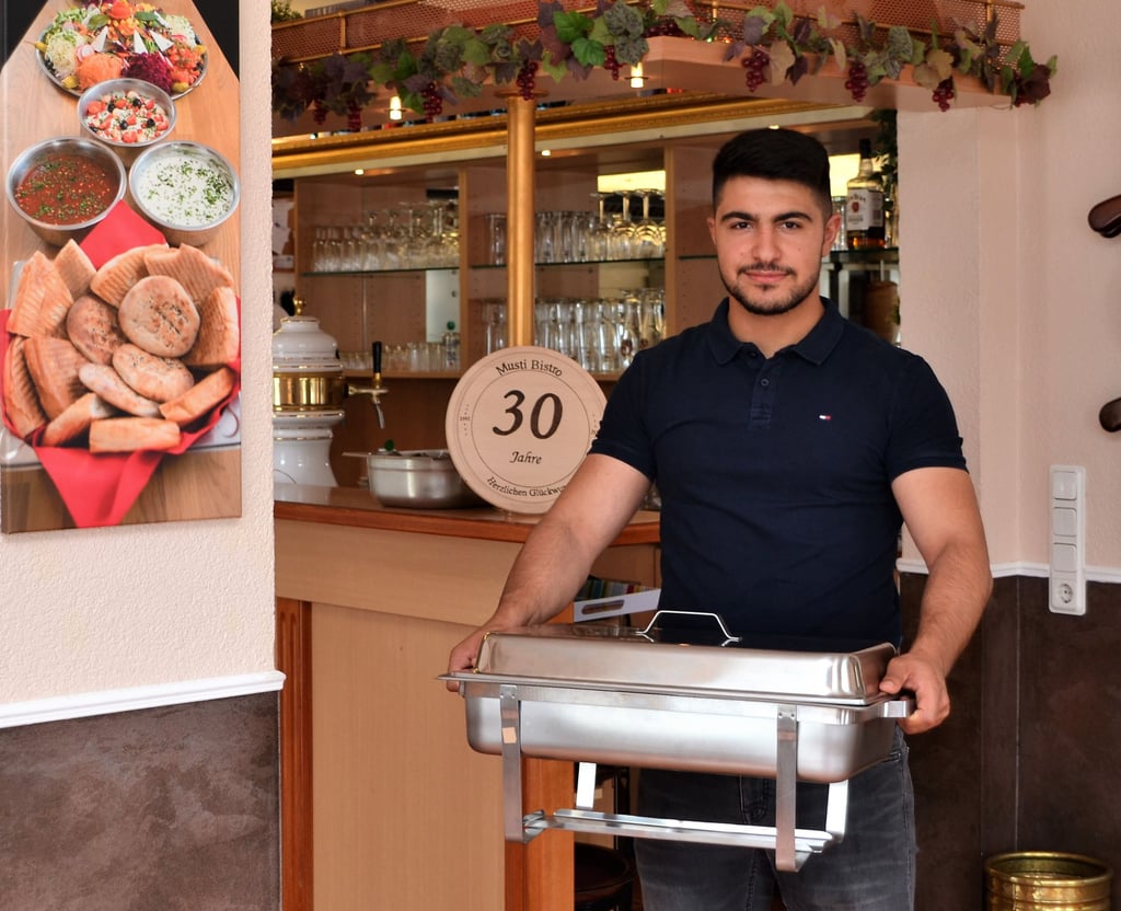 Im Restaurant Musti-Bistro in Wanzleben setzen Hasan Kocaoglu und das Team künftig auf umweltfreundlichere Varianten zum Transportieren von Speisen.