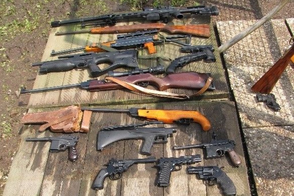 Bei Durchsuchungen wurden zahlreiche Waffen sichergestellt. Die Polizei hat mit der Festnahme eines Mannes möglicherweise einen Anschlag verhindert.