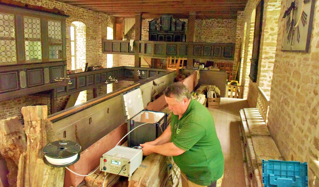 Uwe Krell von der Schädlingsbekämpfungsfirma Groli aus Dresden bereitet das Begasungsgerät für den Einsatz in der Walbecker Kirche vor.
