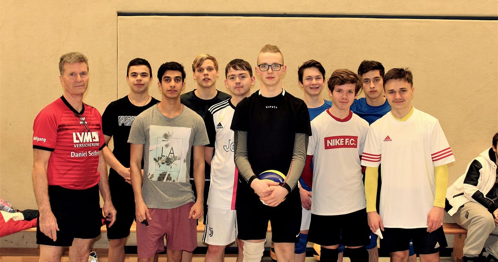 Ohne ihren Kapitän Brian Diesing stellten sich die Jugendspieler am 3. Spieltag der Hobby-Mix-Liga dem Fotografen. Übungsleiter Wolfgang Mamsch (links) trainierte diesen Sechser, der in seiner Hochzeit immerhin 15 Spieler umfasste.